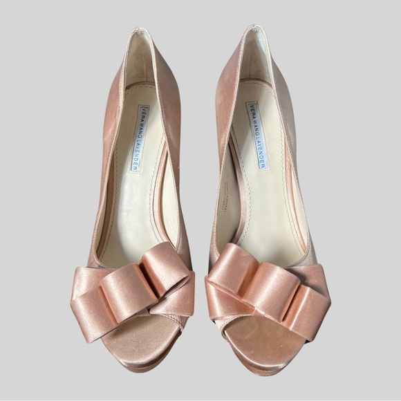VERA WANG LAVENDER BLUSH PINK SATIN PEEP TOE PLATFORM PUMPS WITH BOWS - SIZE 9 - Picture 2 of 5